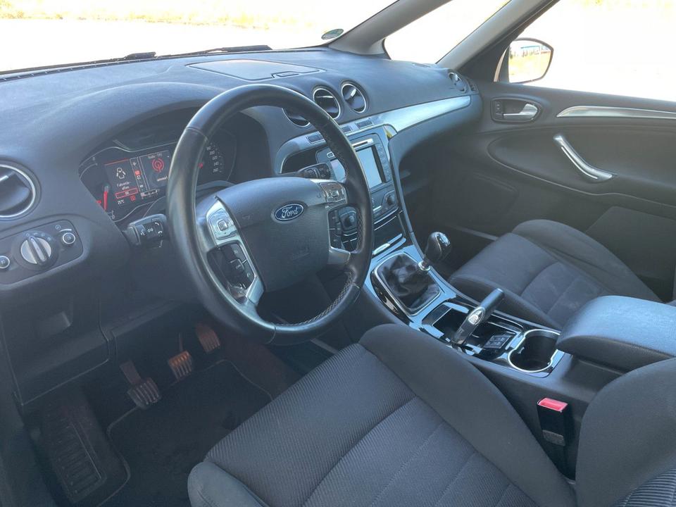 Ford S-Max 2011 — photo 13