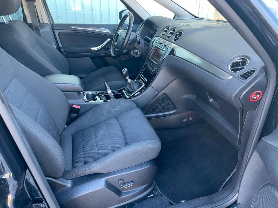 Ford S-Max 2011 — photo 16