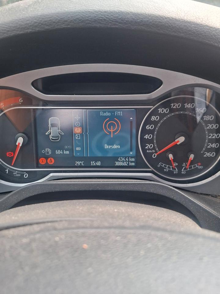 Ford S-Max 2010 — photo 14