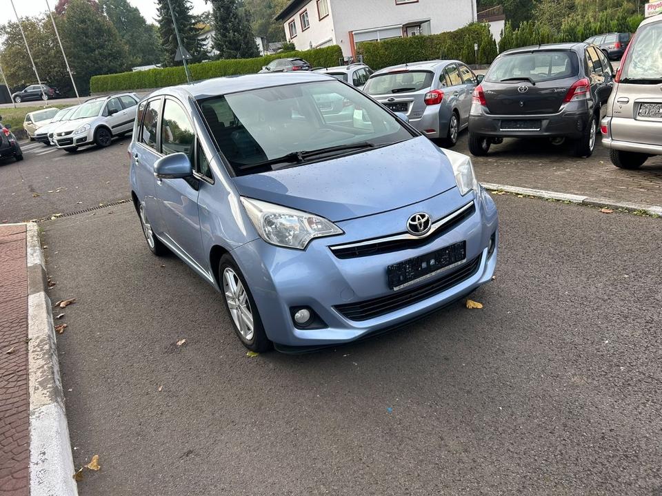 Toyota Verso 2012 — вигляд ззаду