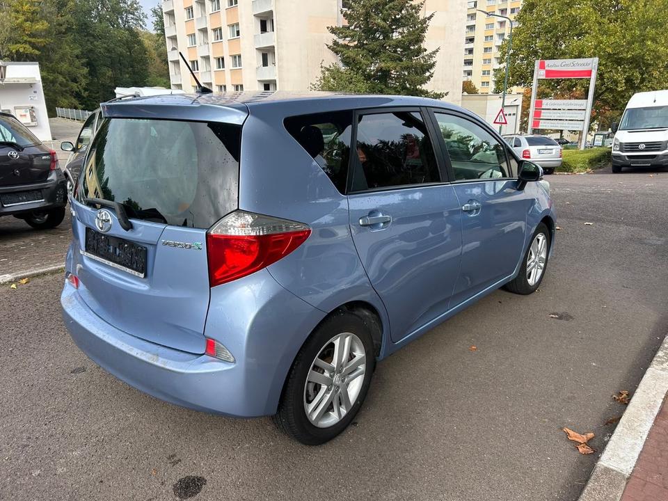 Toyota Verso 2012 — салон