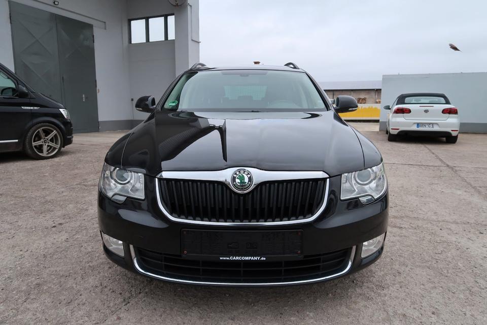 Skoda Superb 2013 — rear view