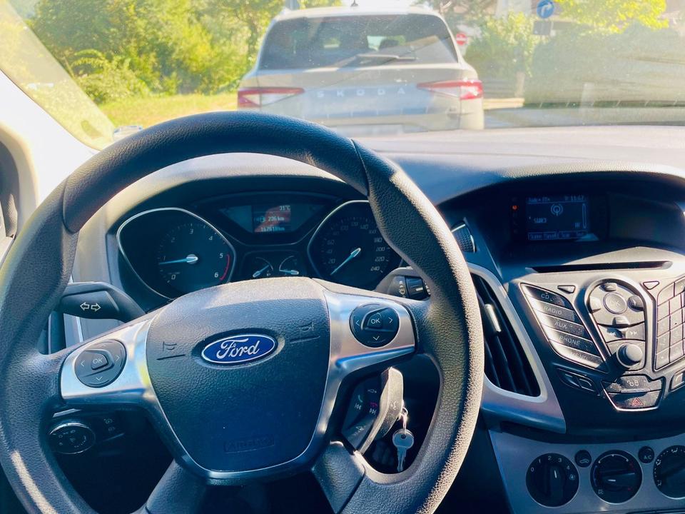 Ford Focus 2011 — вигляд ззаду