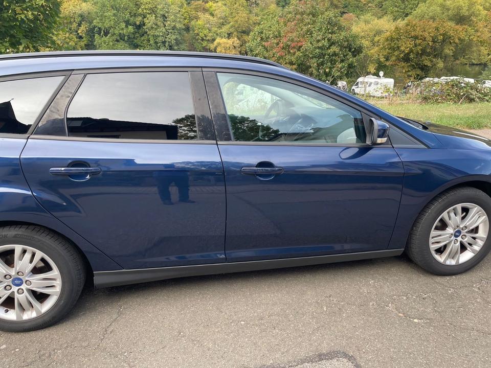 Ford Focus 2011 — салон