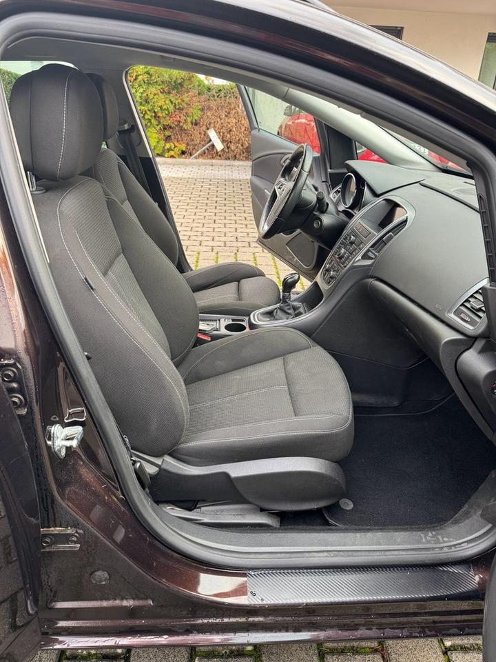 Opel Astra 2014 — interior
