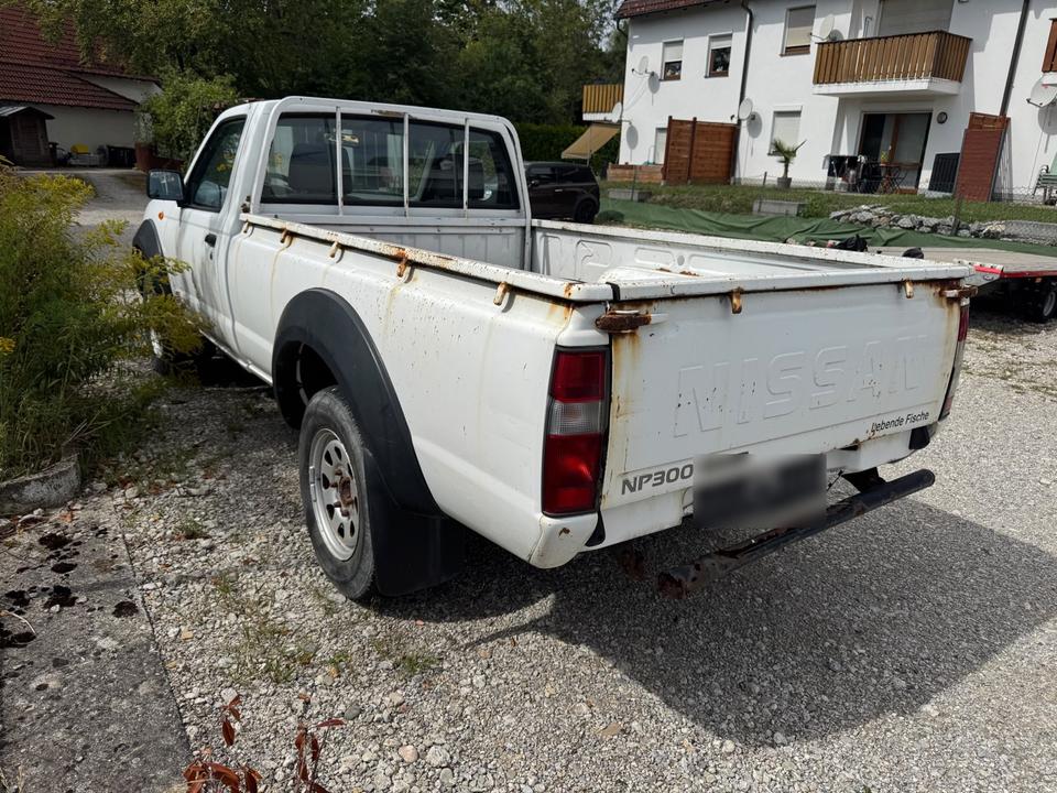 Nissan NP 300 2009 — салон