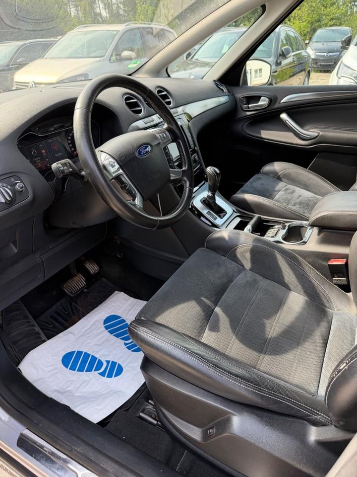Ford S-Max 2010 — photo 11