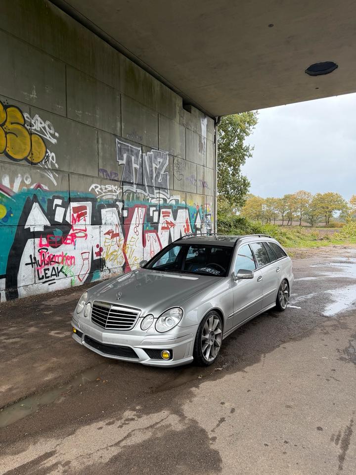 Mercedes Benz E 320 2004 — вигляд ззаду