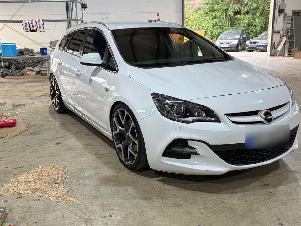 Opel Astra 2014 — rear view