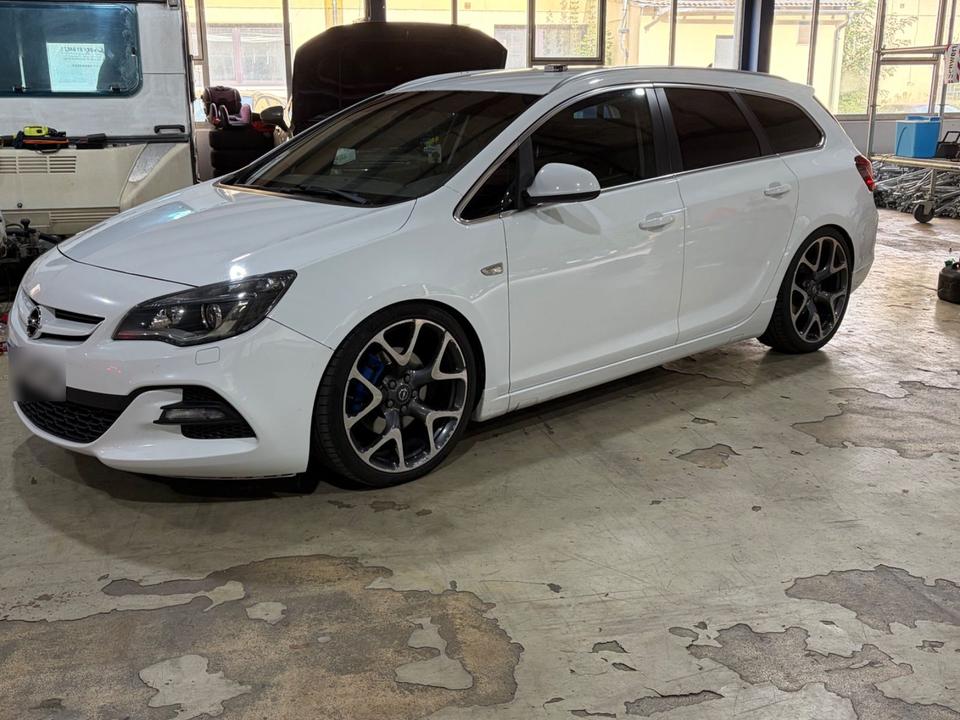 Opel Astra 2014 — interior