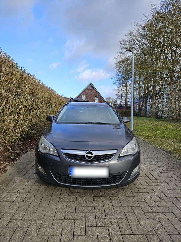 Opel Astra 2012 — rear view