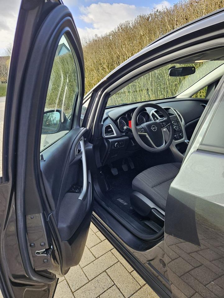 Opel Astra 2012 — interior