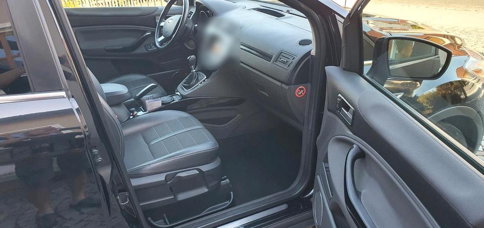 Ford Kuga 2012 — салон