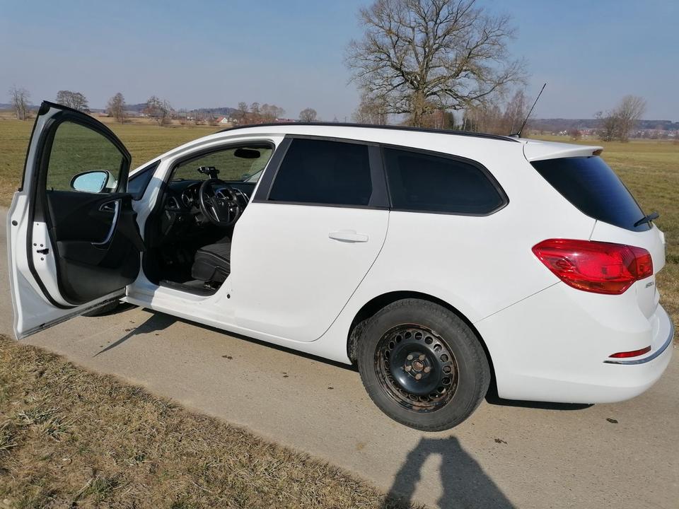 Opel Astra 2014 — вигляд ззаду