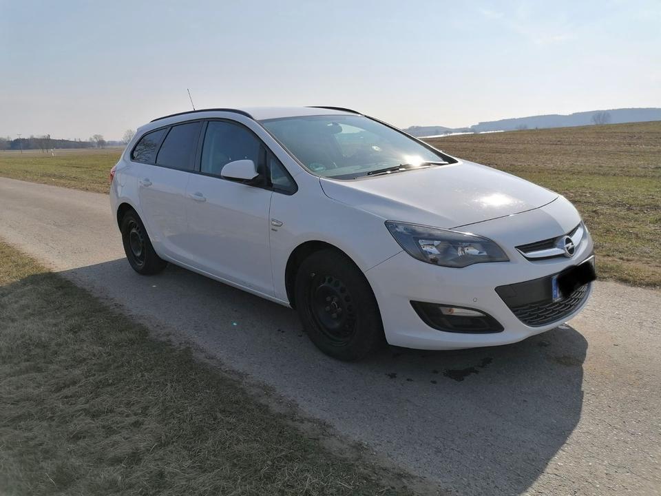 Opel Astra 2014 — салон