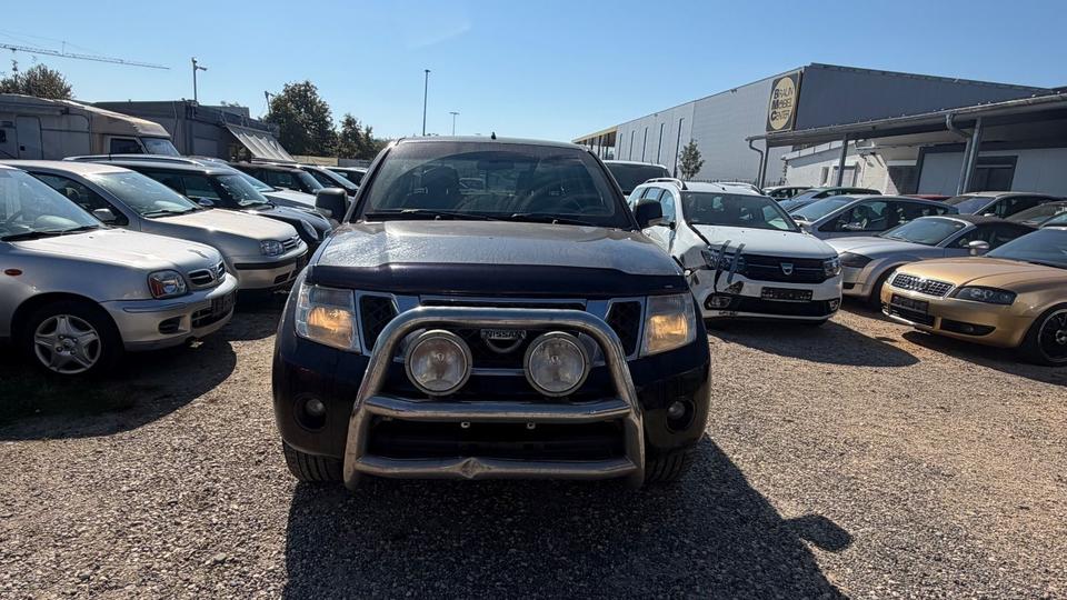 Nissan Navara 2010 — вигляд ззаду