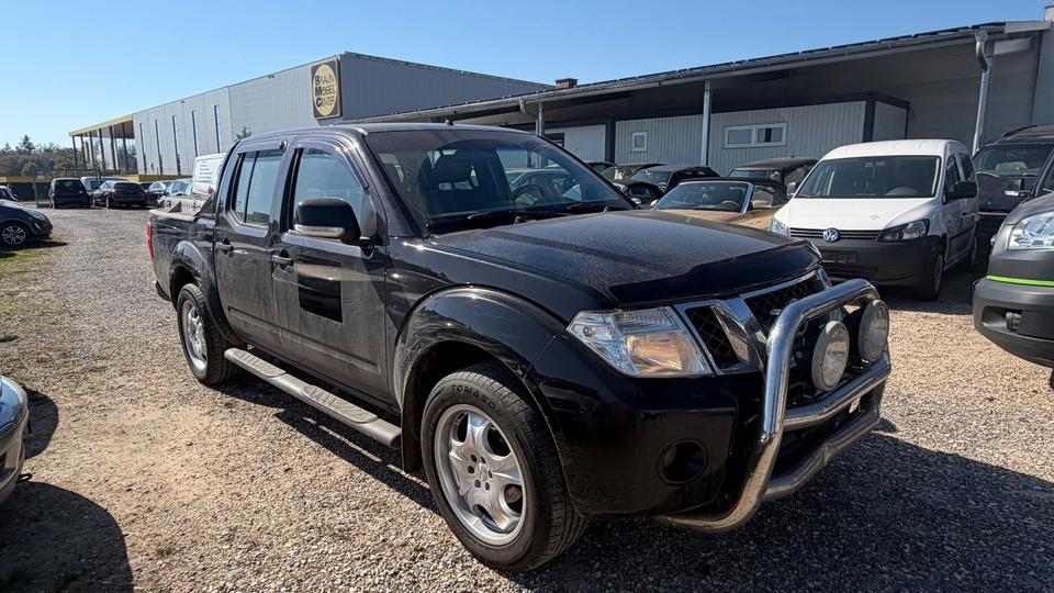 Nissan Navara 2010 — салон