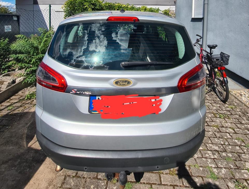 Ford S-Max 2011 — вигляд ззаду