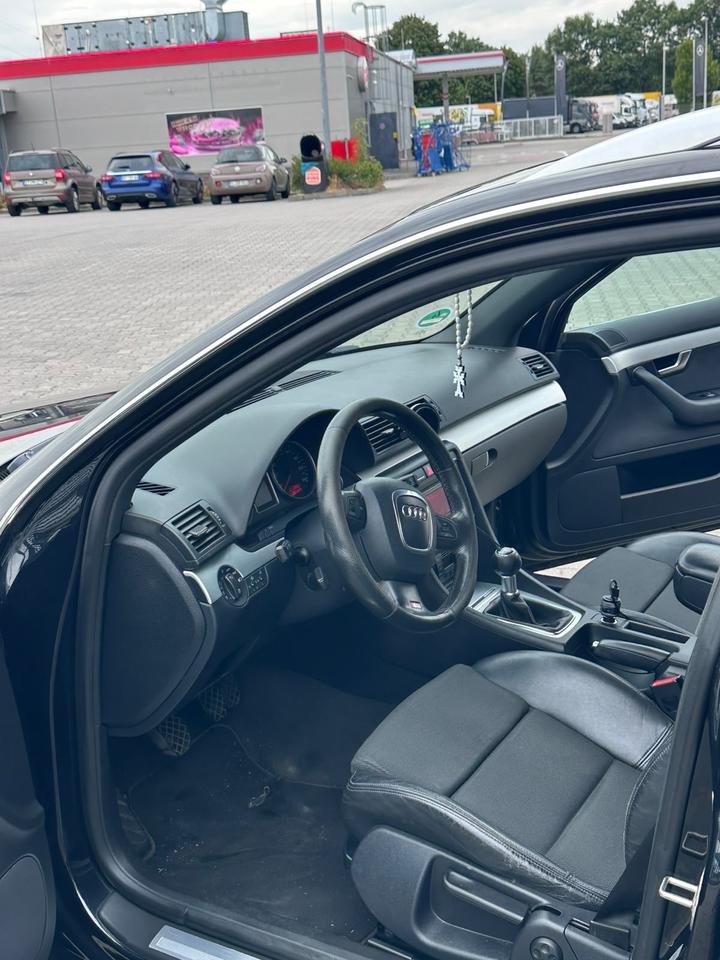 Audi A4 2006 — салон
