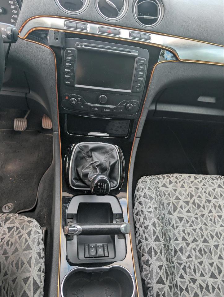 Ford S-Max 2012 — photo 10