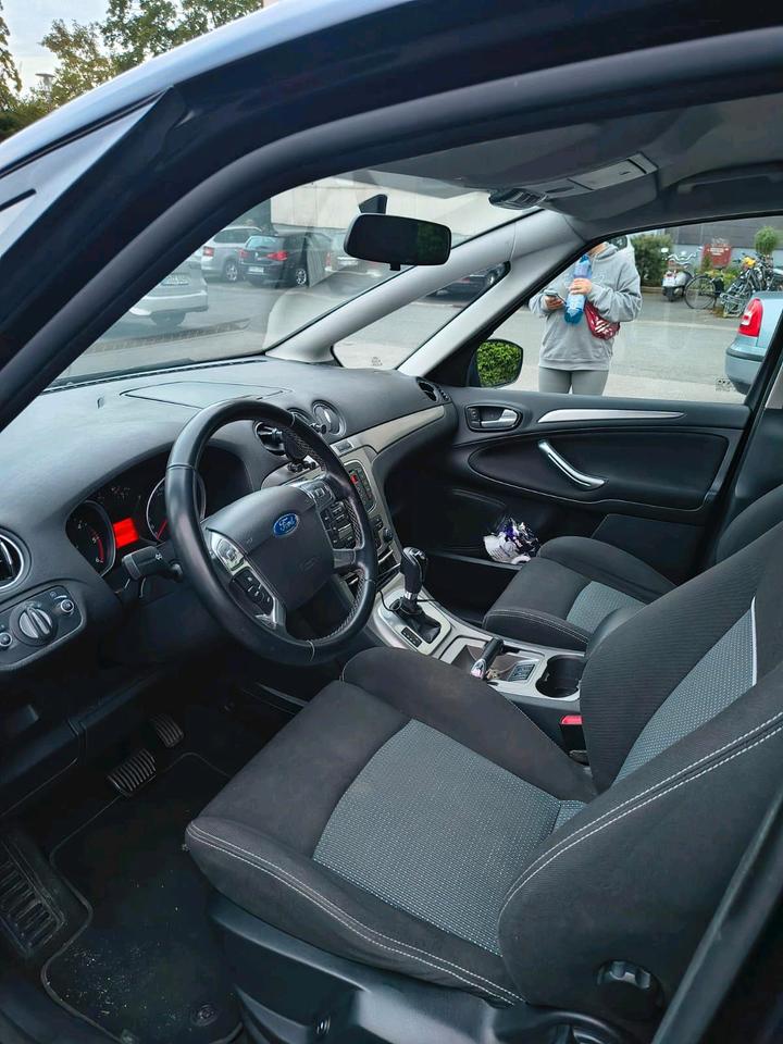 Ford S-Max 2012 — photo 17