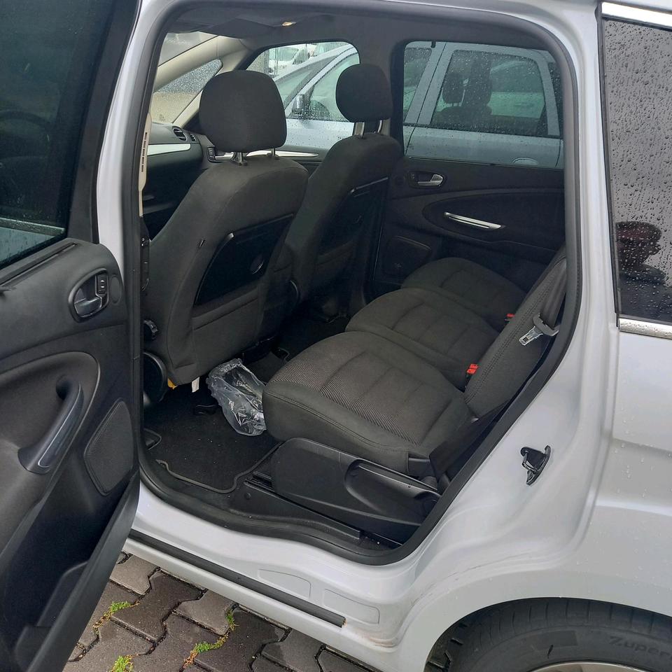 Ford S-Max 2011 — photo 12