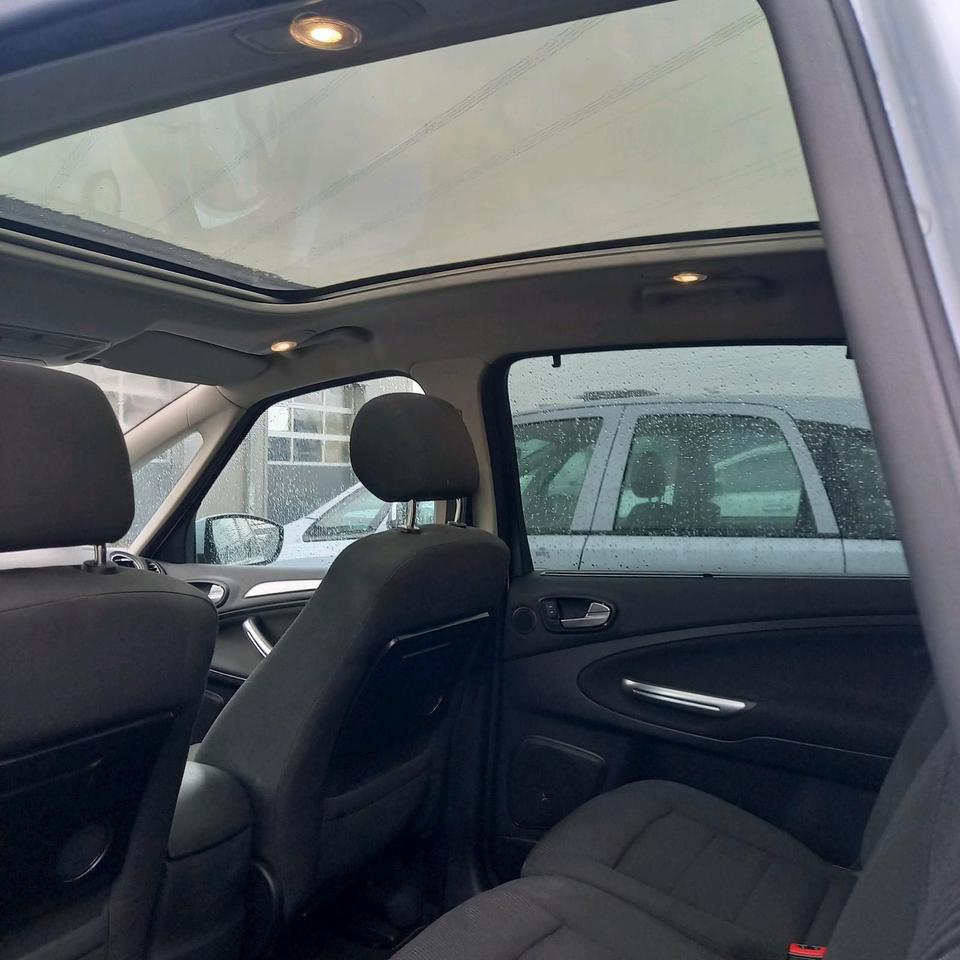 Ford S-Max 2011 — photo 14