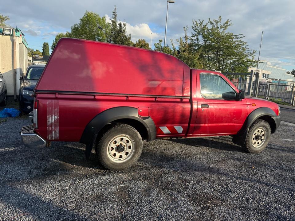 Nissan Navara 2010 — салон