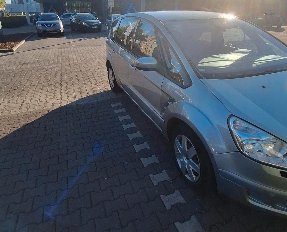Ford S-Max 2009 — rear view