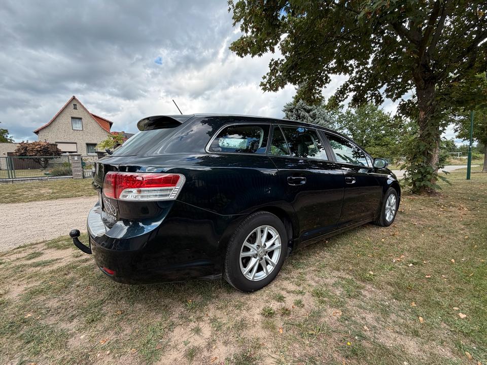 Toyota Avensis 2011 — фото 10