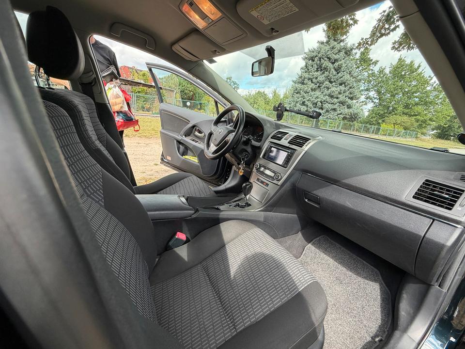 Toyota Avensis 2011 — фото 11