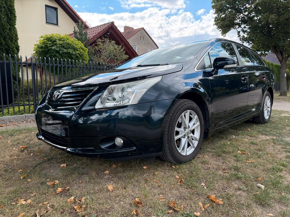 Toyota Avensis 2011 — вигляд ззаду