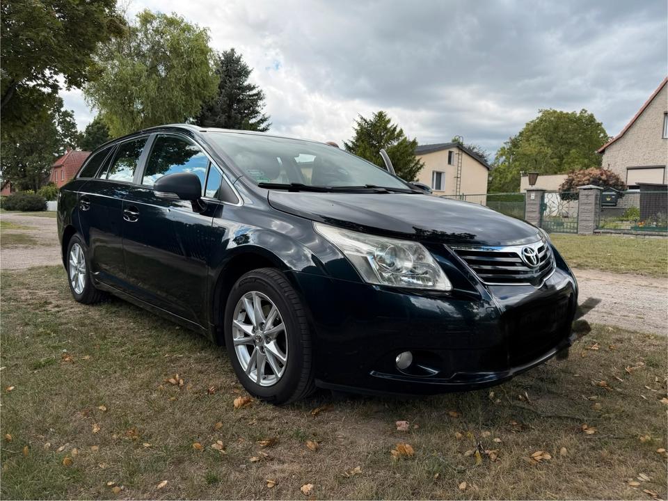 Toyota Avensis 2011 — салон