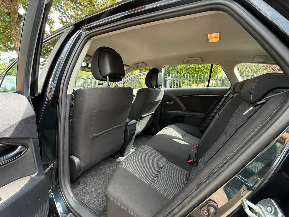 Toyota Avensis 2011 — двигун
