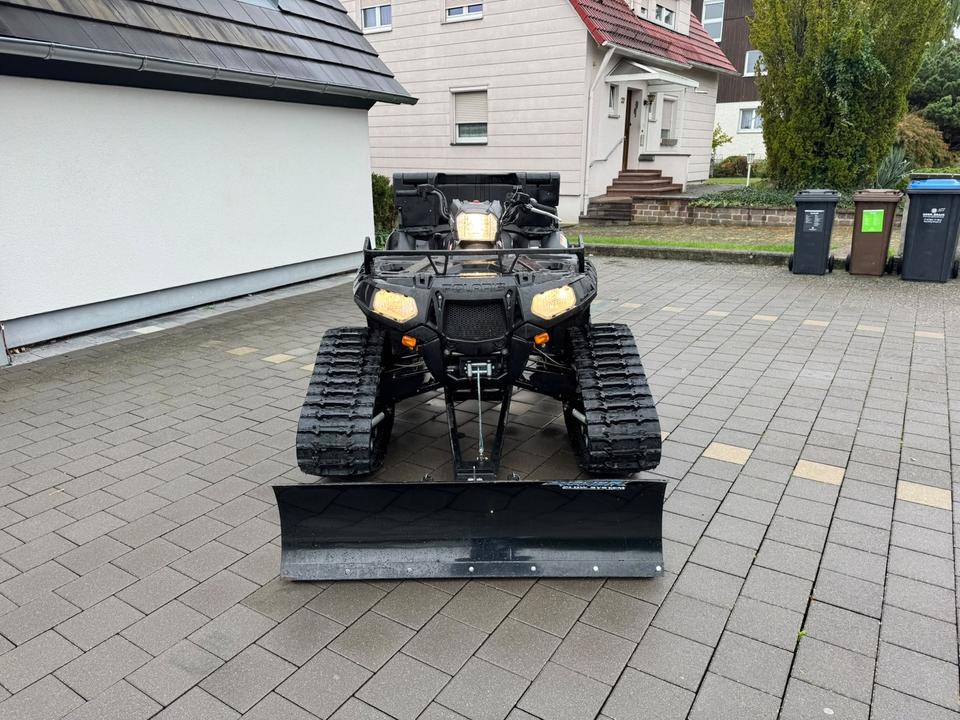 Weitere Motorräder Polaris Sportsman Forest 850 XP 4x4– Raupenfahrwerk, Schneeschild 2011 — вигляд ззаду