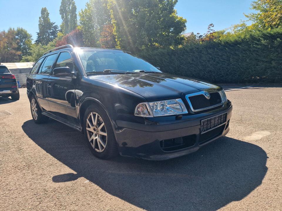 Skoda Octavia 2004 — rear view