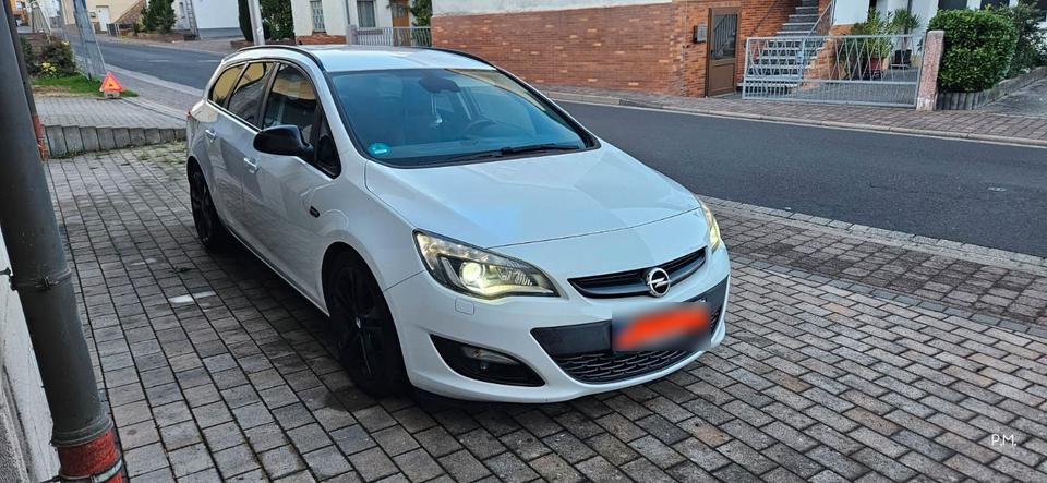 Opel Astra 2015 — вигляд ззаду