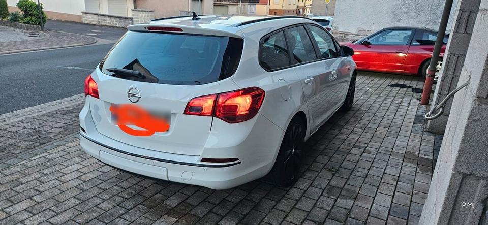 Opel Astra 2015 — салон