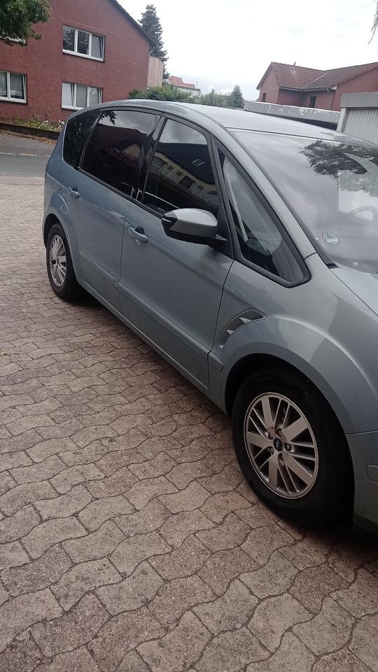 Ford S-Max 2009 — rear view