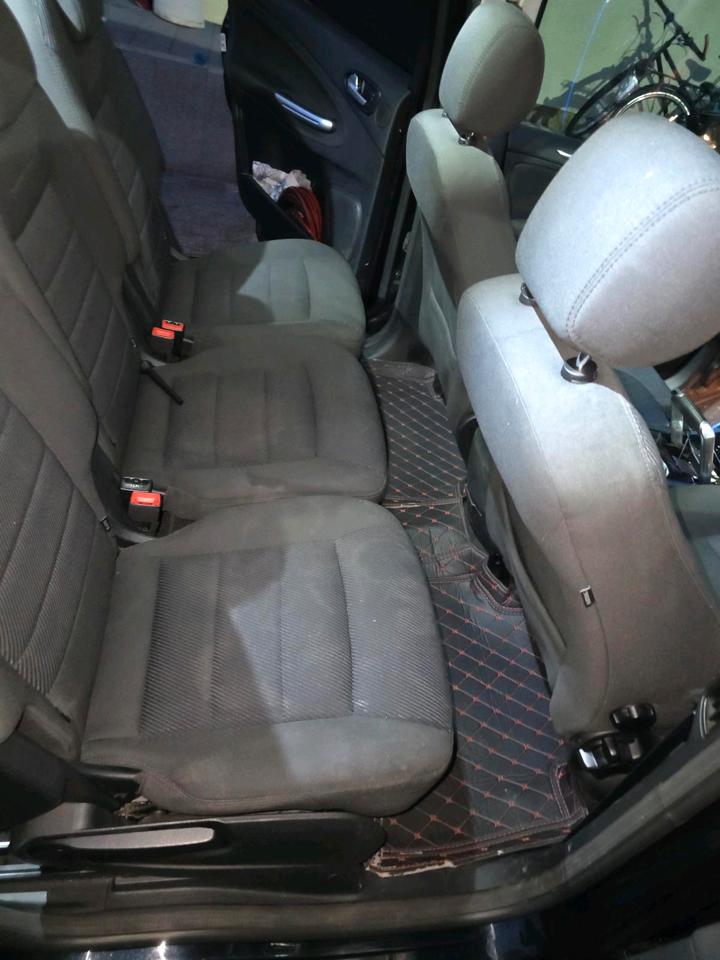 Ford S-Max 2010 — interior