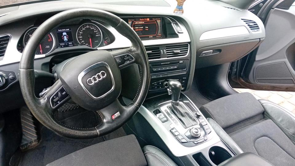 Audi A4 2010 — engine