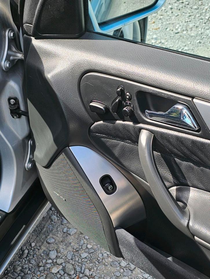 Mercedes Benz C 320 2006 — interior