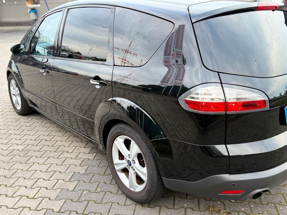 Ford S-Max 2009 — rear view