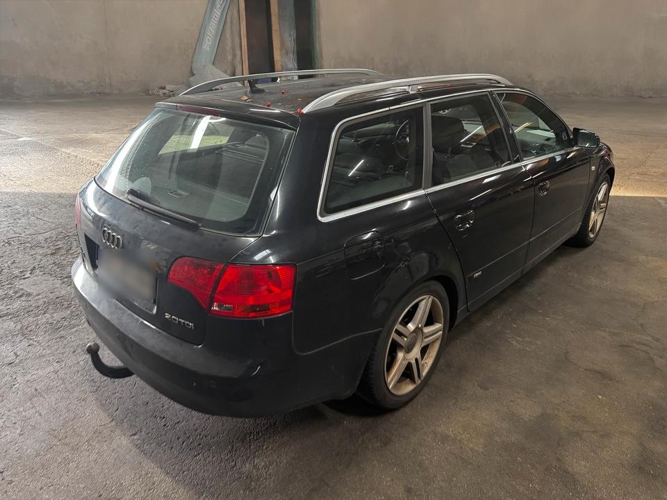 Audi A4 2005 — салон