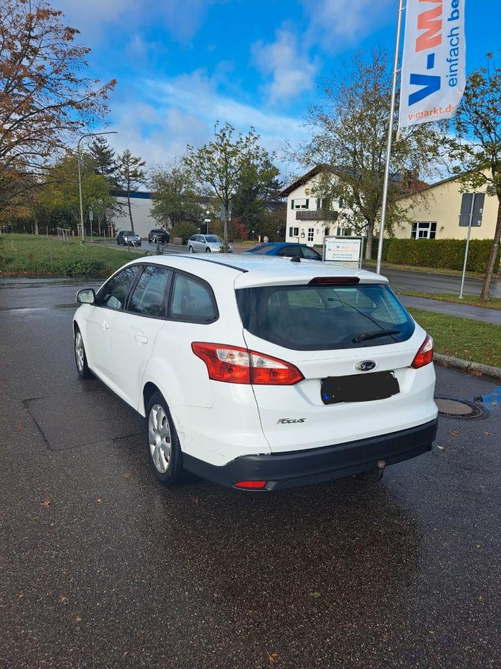 Ford Focus 2011 — rear view