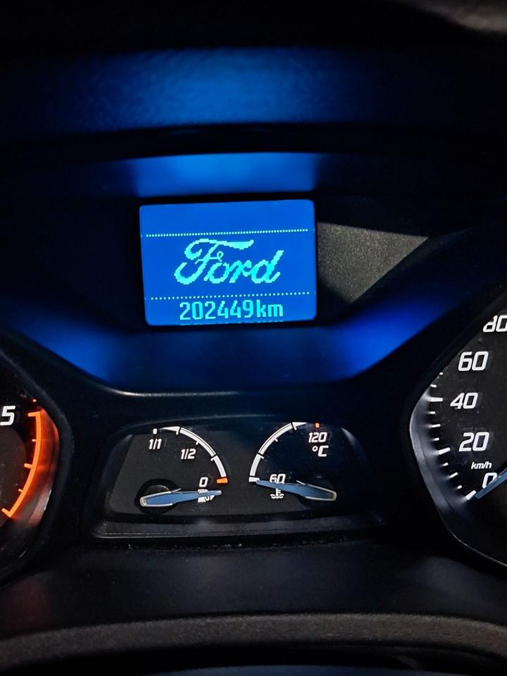 Ford Focus 2011 — interior