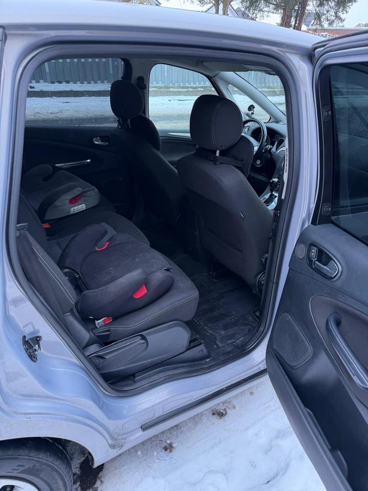 Ford C-Max 2012 — вигляд ззаду