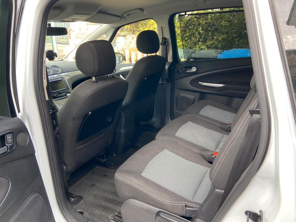 Ford S-Max 2011 — photo 14
