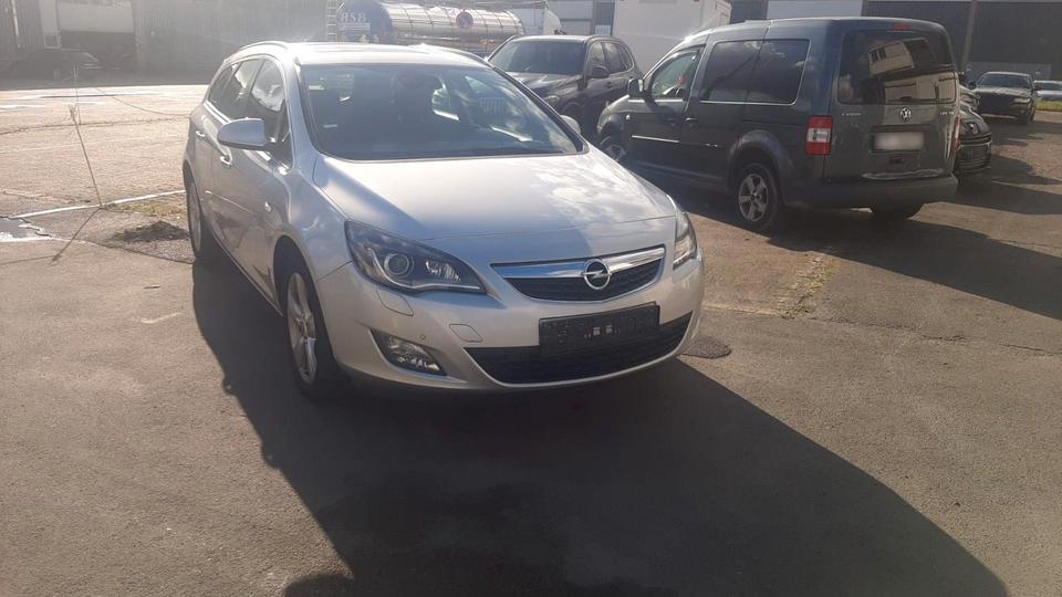 Opel Astra 2011 — вигляд ззаду