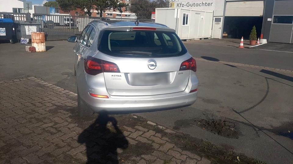 Opel Astra 2011 — салон